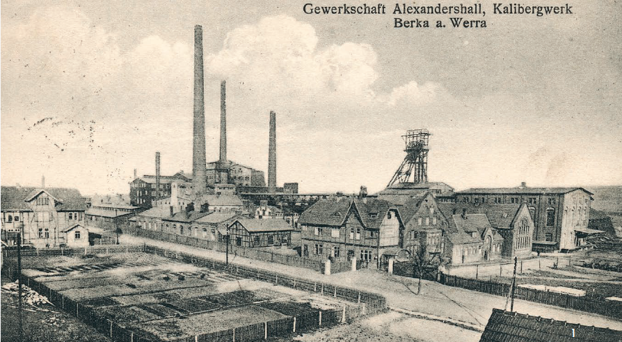 Die Werksanlage der Gewerkschaft Alexandershall in Berka an der Werra (Thüringen) mit dem Schacht Alxandershall I (Wilhelm Ernst I) und den übertägigen Fabrik- und Verladeanlagen auf einer zeitgenössischen Postkarte 