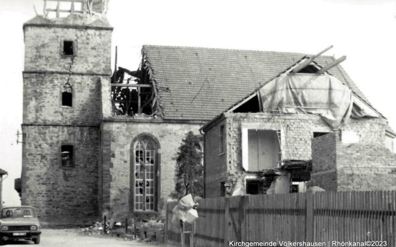 Die durch den Gebirgsschlag stark beschädigte Kirche von Völkershausen | Quelle: Kirchengemeinde Völkershausen und Rhönkanal