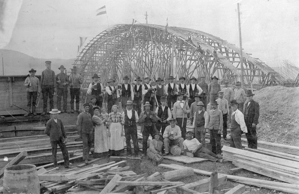 Richtfest - die Schalung für die Betonbrücke überspannt bereits die Werra (1910) | Quelle: Bildarchiv WKM Heringen