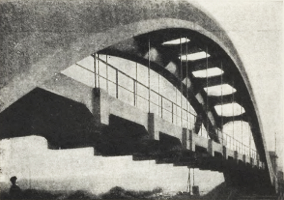 Die Bogenbrücke kurz nach ihrer Fertigstellung | Quelle: Aus: C. Kersten: Brücken in Eisenbeton, Teil II: Bogenbrücken. Berlin 1913, S. 120