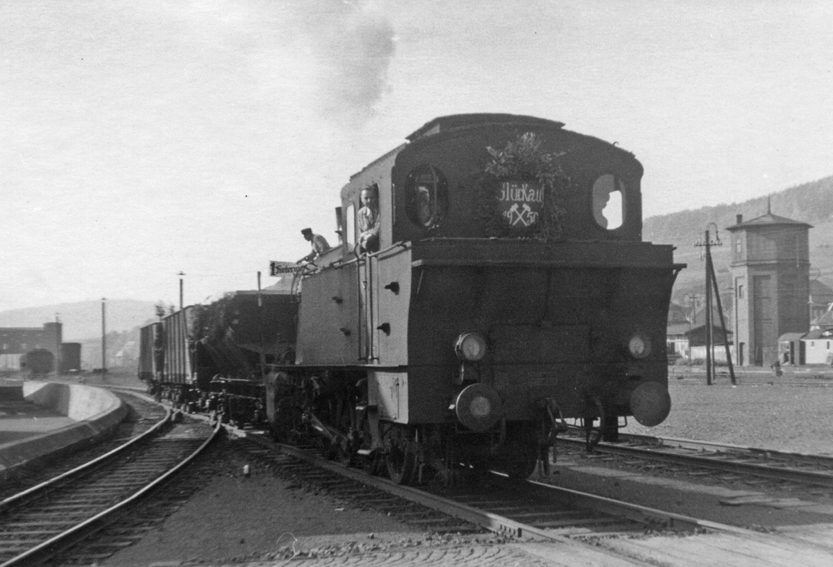 Zug mit der ersten Nachkriegsförderung aus Herfa-Neurode vor dem Bahnhof Heringen (1950) | Quelle: Bildarchiv WKM Heringen