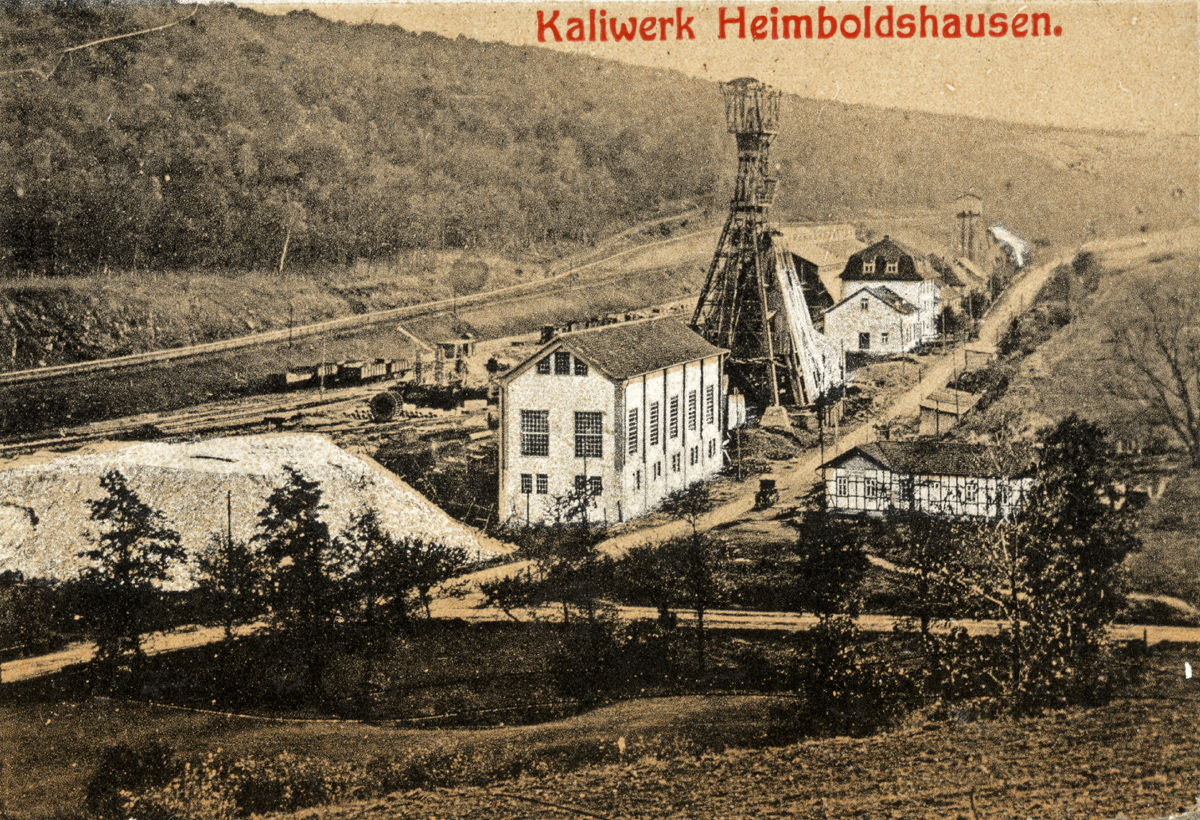 Schächte Heimboldshausen (vorn) und Ransbach (hinten, noch ohne Fördergerüst), um 1915 | Quelle: Ansichtskarte, Bildarchiv WKM Heringen